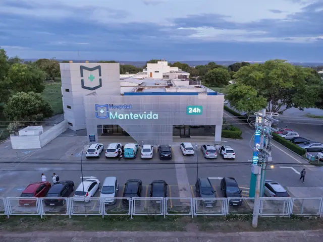 Hospital Mantevida ao entardecer, vista frontal