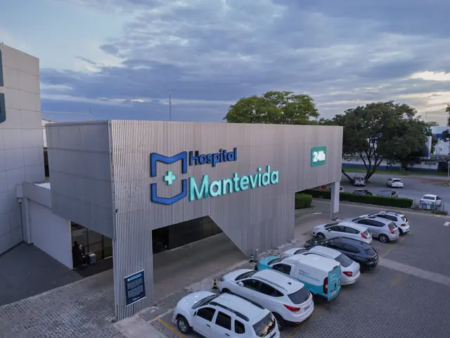 Fachada iluminada do Hospital Mantevida