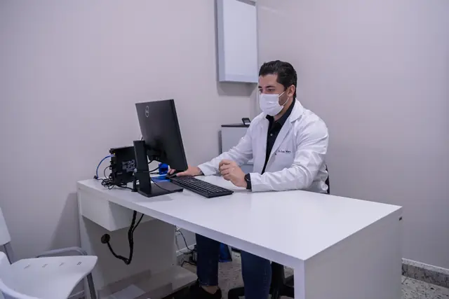 Médico em consultório