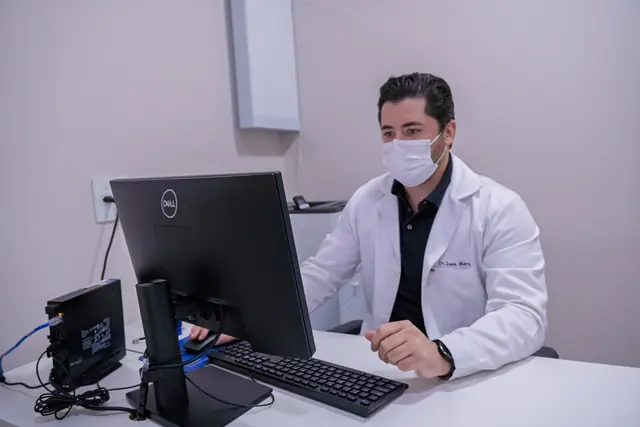 Médico atendendo em consultório
