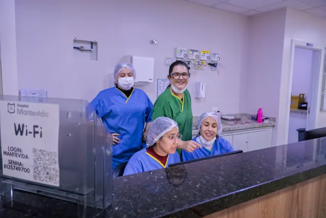 Equipe do hospital na recepção da internação