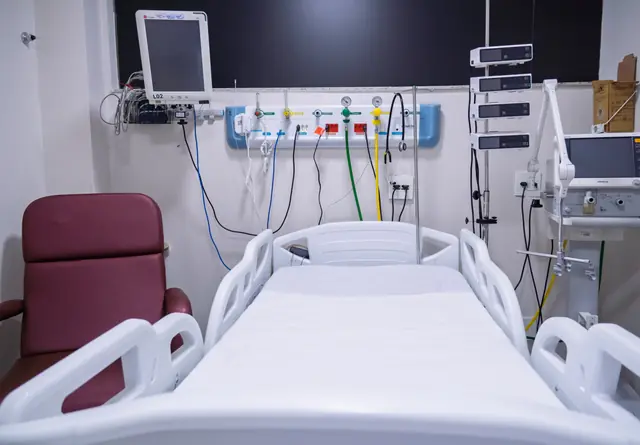 Leito com painel de gases e monitor