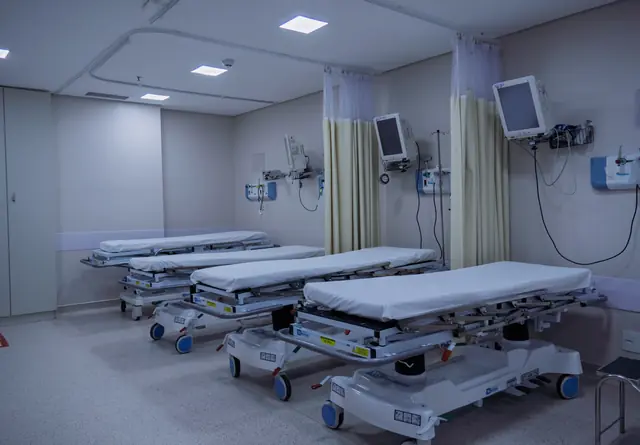 Sala de recuperação com macas