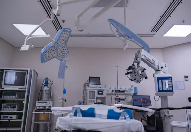 Sala de cirurgia com microscópio e foco cirúrgico