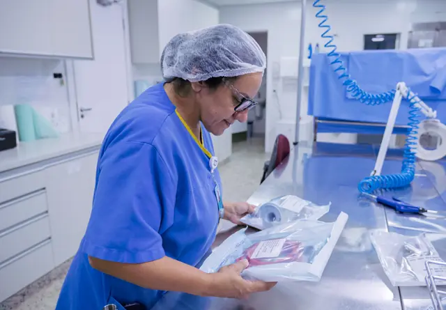 Profissional da central de esterilização